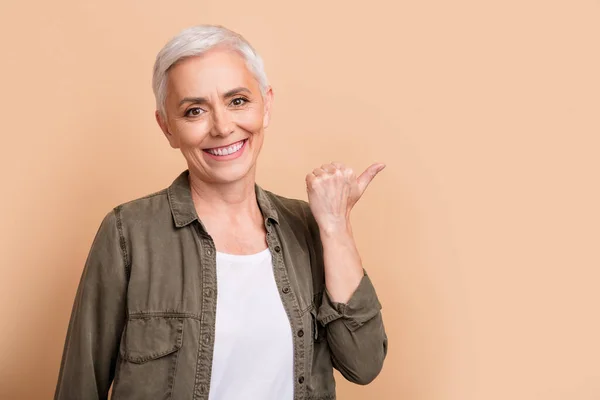 Porträt Der Geschäftsfrau Khakifarbenes Hemd Zeigen Finger Leeren Raum Ihren — Stockfoto