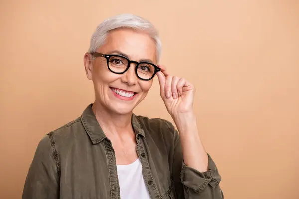 Porträt Einer Zufriedenen Geschäftsfrau Khakifarbenem Hemd Mit Touch Brille Werbung — Stockfoto