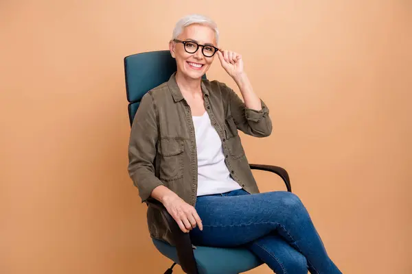 Foto Porträt Der Attraktiven Rentnerin Sitzen Sessel Selbstbewusste Manager Gekleidet — Stockfoto