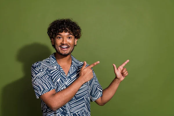 Photo Young Excited Arabian Guy Wavy Hair Wear Shirt Pointing — Stock Photo, Image