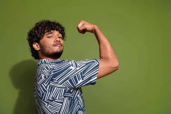 Foto Perfil Jovem Estudante Força Incrível Levantou Punho Enorme Bíceps — Fotografia de Stock