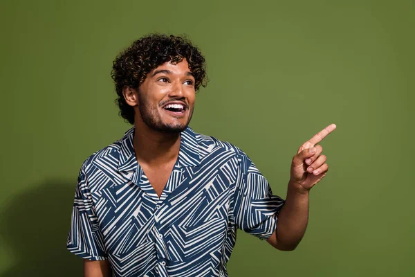 Photo Young Latin Guy Curly Hair Wearing Stylish Shirt Direct — Stock Photo, Image