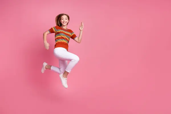 Полноразмерная Фотография Профиля Радостной Девочки Прыгающей Пустом Месте Выделенном Розовом — стоковое фото