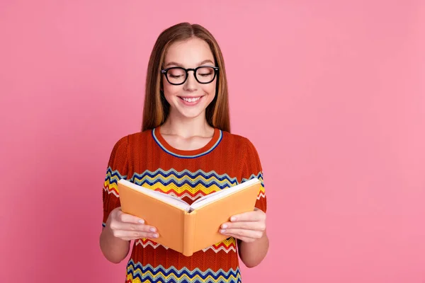 照片中快乐聪明的女孩笑着看书空旷的空间与粉色背景格格不入 — 图库照片