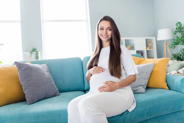 Foto Tierna Chica Embarazada Adorable Sentada Sofá Tocando Vientre Sintiendo —  Fotos de Stock