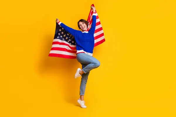 全长照片 穿着针织毛衣的快乐而时髦的女士 展示了美国国旗空旷的空间孤立的黄色背景 — 图库照片
