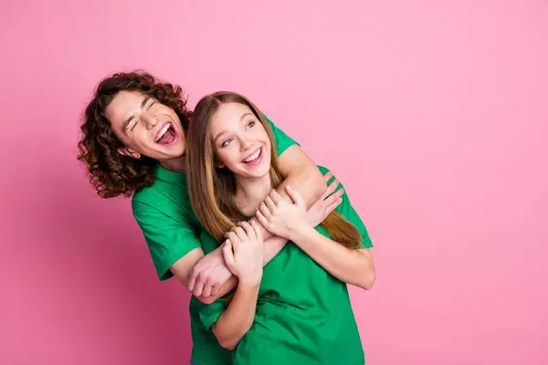 Fotografie Dvou Nejlepších Přátel Sestra Bratr Zelené Tričko Smích Vypadající — Stock fotografie