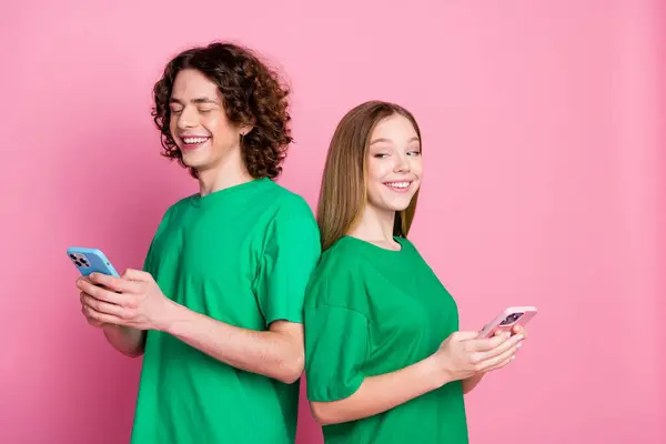 Foto Ragazza Interessata Indossare Shirt Verde Con Stand Smartphone Con — Foto Stock