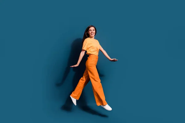 Fotografie Celého Těla Bezstarostný Hispánský Model Skákání Oblečení Oranžové Těšit — Stock fotografie