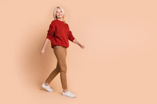 Foto Longitud Completa Alegre Mujer Buen Humor Usar Suéter Rojo — Foto de Stock