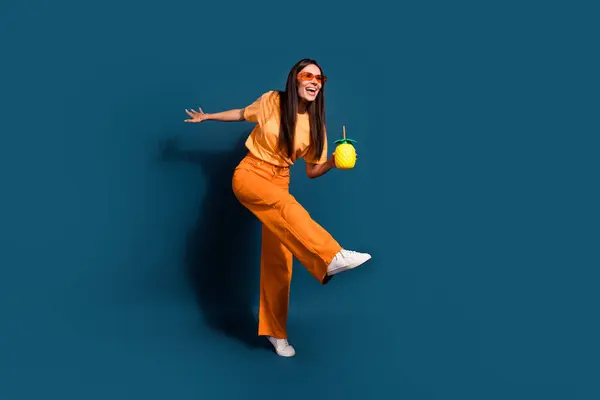 Teljes Hosszúságú Fotó Lány Narancssárga Póló Nadrág Tánc Élvezze Nyári — Stock Fotó