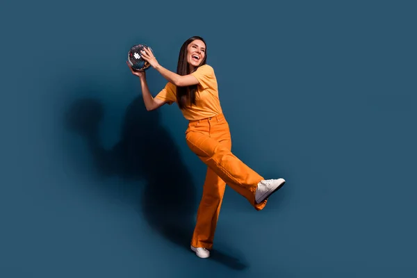 Ganzkörperlänge Foto Der Dame Tragen Orangefarbenes Shirt Und Hose Halten — Stockfoto