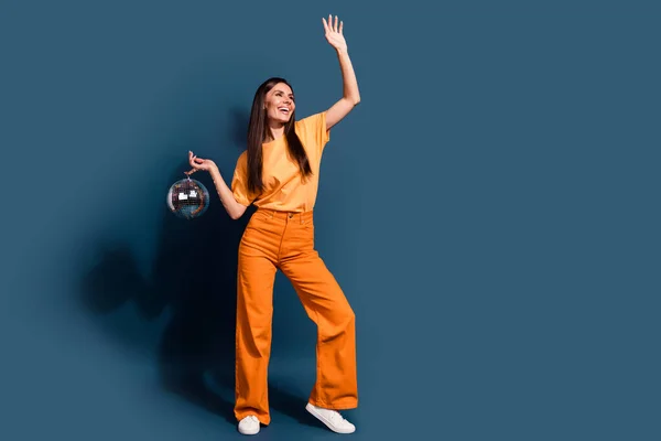 Full Length Photo Latin Girl Orange Outfit Raised Hand Holding — Stock Photo, Image