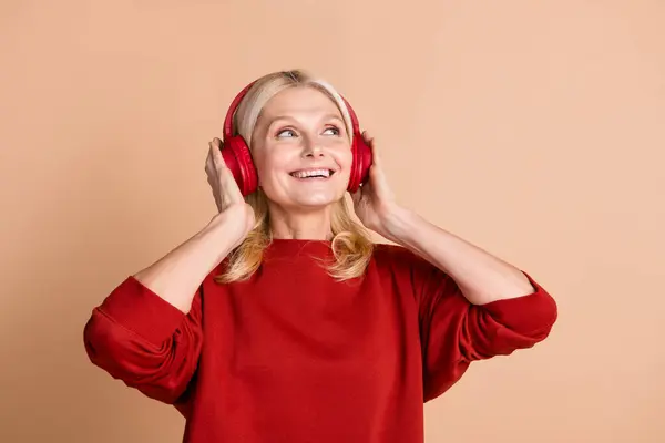 Foto Funky Mujer Reflexiva Usar Suéter Rojo Escuchar Música Auriculares — Foto de Stock