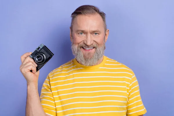 Retrato Fotógrafo Profesional Senior Usando Camiseta Amarilla Haciendo Imágenes Cámara — Foto de Stock