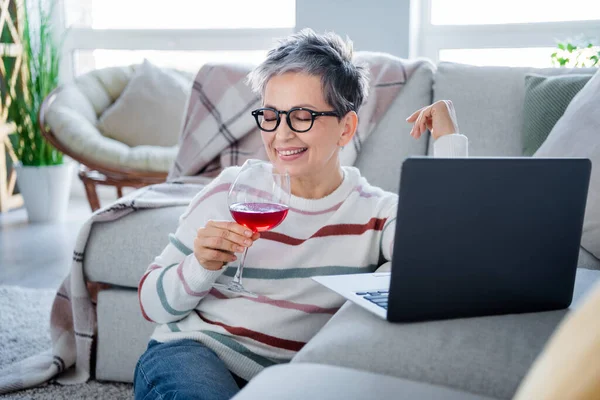 Foto Glada Fridfulla Mormor Hålla Vin Glas Titta Film Laptop — Stockfoto