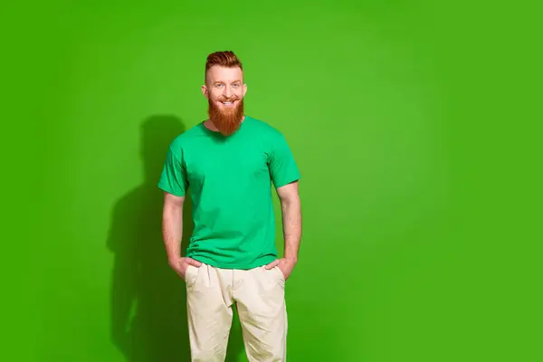 Foto Homem Bonito Confiante Com Barba Gengibre Vestido Camiseta Verde — Fotografia de Stock