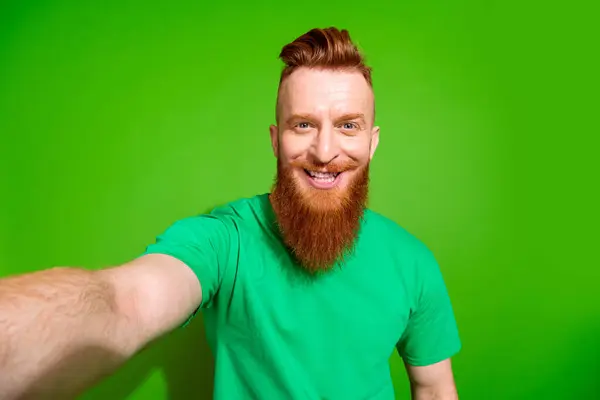 Foto Homem Alegre Positivo Com Barba Gengibre Vestido Shirt Verde — Fotografia de Stock