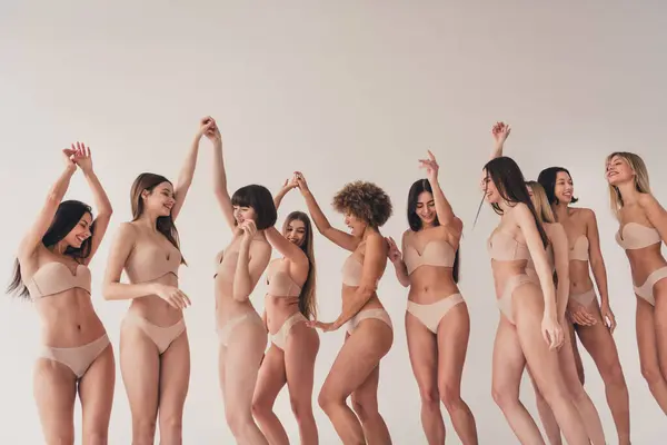 Stüdyo Yok Rötuş Fotoğrafı Çamaşırlarıyla Dans Eden Güzel Bayanların Izole — Stok fotoğraf