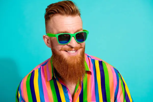 Portret Przystojnego Wesołego Chłopaka Hipsterskiej Koszuli Toothy Uśmiechnięty Nosić Okulary — Zdjęcie stockowe