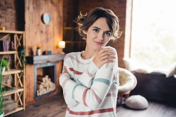 Retrato Adorável Positivo Menina Mãos Abraçar Toque Ombros Sedoso Suéter — Fotografia de Stock
