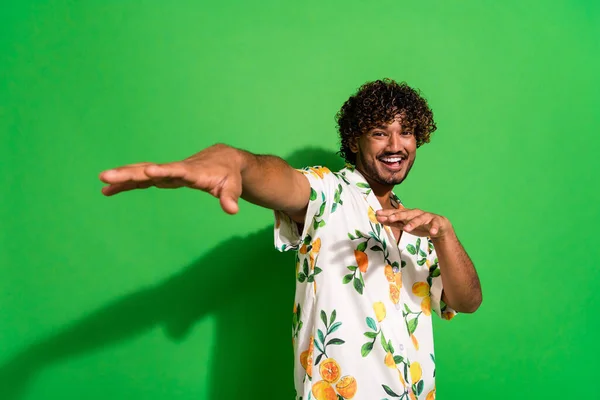ハンサムな若い男の写真 ストレッチハンドダンス グリーンカラーの背景に隔離されたスタイリッシュな柑橘類の印刷物の衣服 — ストック写真