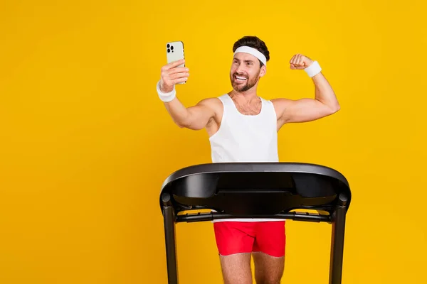 Photo Cheerful Strong Guy Sportswear Running Treadmill Showing Biceps Tacking — Stock Photo, Image
