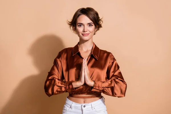 Photo Adorable Cute Girl Wear Brown Blouse Practicing Yoga Hands — Stock Photo, Image