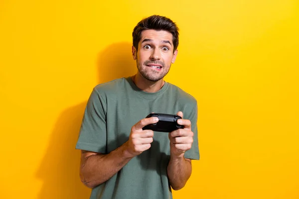Kirli Sakallı Şık Tişörtlü Playstation Tutan Sarı Arka Planda Izole — Stok fotoğraf