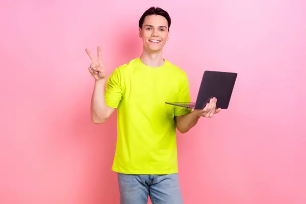 Zdjęcie Portret Przystojny Nastolatek Mężczyzna Pokazać Sign Trzymać Netbook Nosić — Zdjęcie stockowe