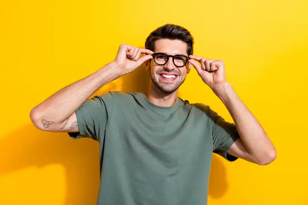 Portret Inteligentnego Pozytywnego Faceta Nosi Stylowy Shirt Palce Dotykając Okularów — Zdjęcie stockowe