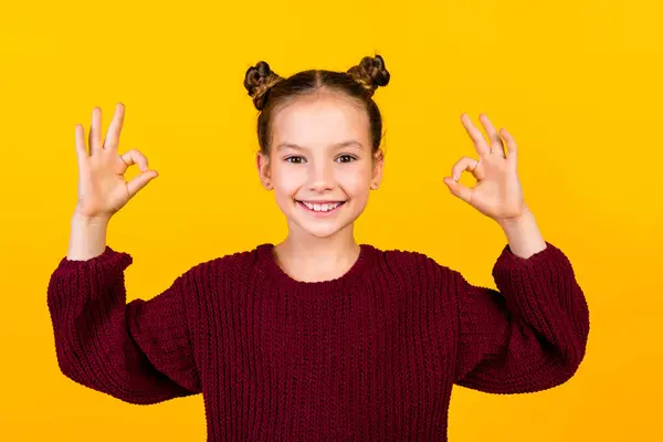 Zdjęcie Pozytywnego Uśmiechu Małego Ucznia Pokazuje Okey Symbol Zatwierdzenia Izolowane — Zdjęcie stockowe