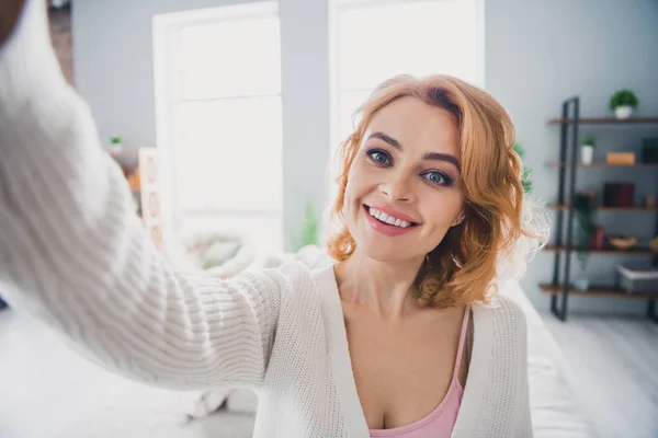 Retrato Chica Bastante Alegre Sonrisa Dentada Hacer Selfie Grabación Video — Foto de Stock