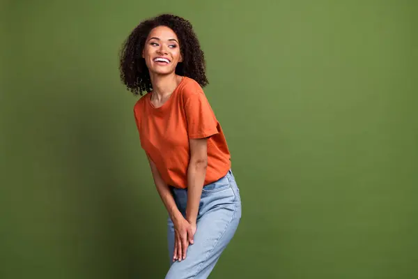 Foto Mujer Adorable Alegre Usar Camiseta Naranja Sonriendo Buscando Espacio —  Fotos de Stock