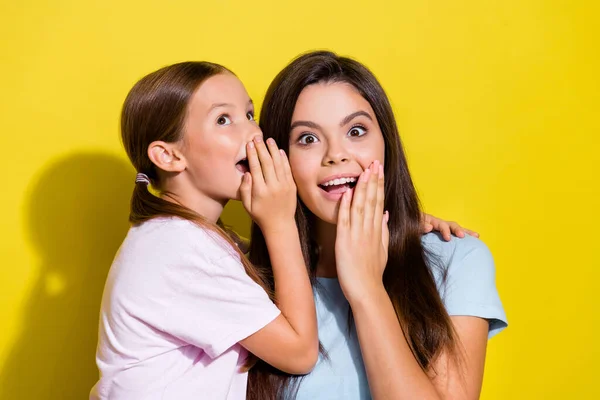 Photo Charming Impressed Little Sisters Wear Shirts Arms Lips Telling — Stock Photo, Image