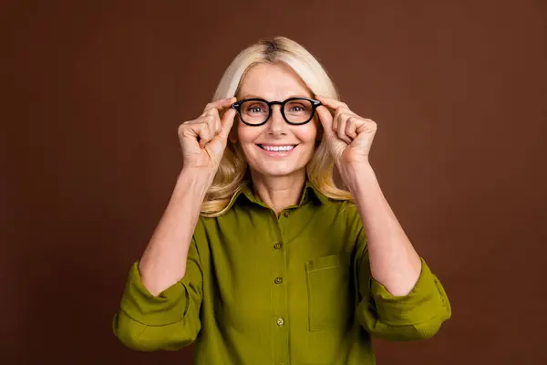 Portret Zadowolonej Osoby Stylowymi Włosami Nosić Khaki Strój Dotykowy Okulary — Zdjęcie stockowe