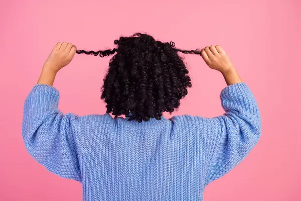 Çekici Bir Genç Kadının Portresi Dikiz Arkası Saç Kesimi Pembe — Stok fotoğraf