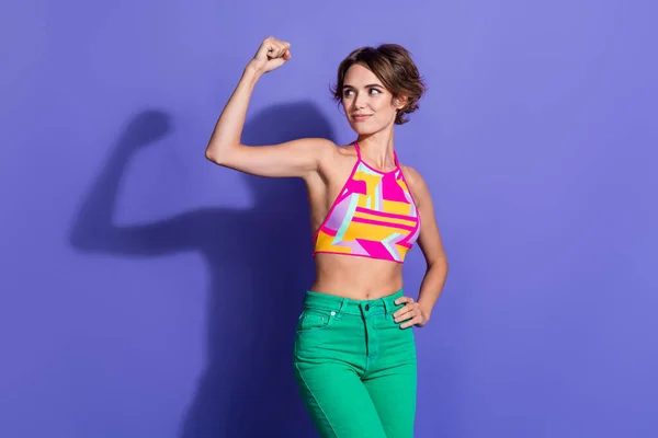 Photo Strong Young Slim Lady Wearing Pink Crop Top Green — Stock Photo, Image