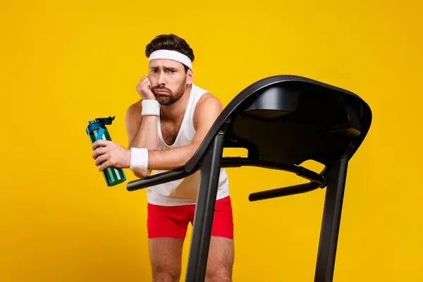 Photo Unsatisfied Gloomy Person Exercise Treadmill Hold Fresh Water Bottle — Stock Photo, Image