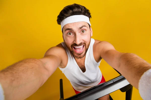 Photo Excited Cheerful Guy Sportswear Running Treadmill Recording Video Vlog — Stock Photo, Image