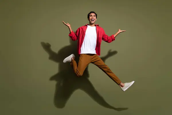 Foto Comprimento Total Animado Impressionado Cara Desgaste Vermelho Camisa Saltando — Fotografia de Stock