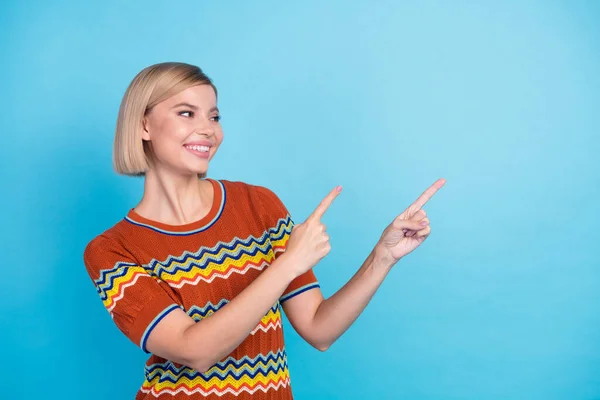 短い髪型の美しい少女の肖像画 ストライプTシャツ ブルーカラーの背景に隔離された販売の空のスペースを指示する外観 — ストック写真