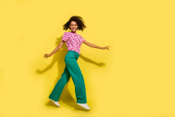 全身像照片迷人的主动女士跳跃跑空空间广告隔离在黄色背景下 — 图库照片