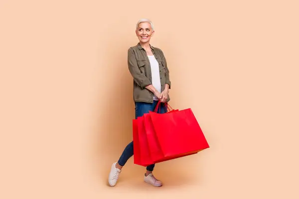 Full Size Foto Van Mooie Senior Vrouwelijke Hold Boodschappentassen Zien — Stockfoto