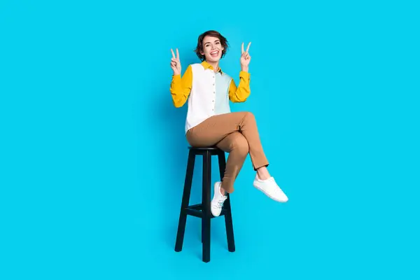 Fotografie Pozitivní Veselá Dívka Manažer Sedět Stolička Aby Znamení Izolované — Stock fotografie