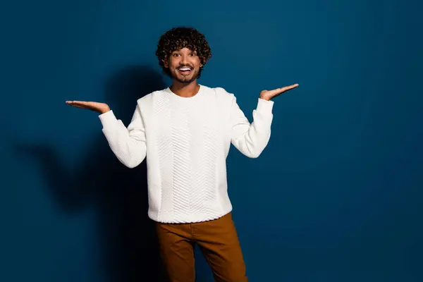 Photo Funky Cheerful Guy Dressed White Pullover Showing Arms Scales — Stock Photo, Image