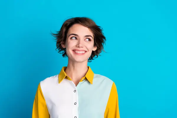 Foto Mujer Soñadora Emocionada Usar Camisa Sonriente Buscando Espacio Vacío — Foto de Stock