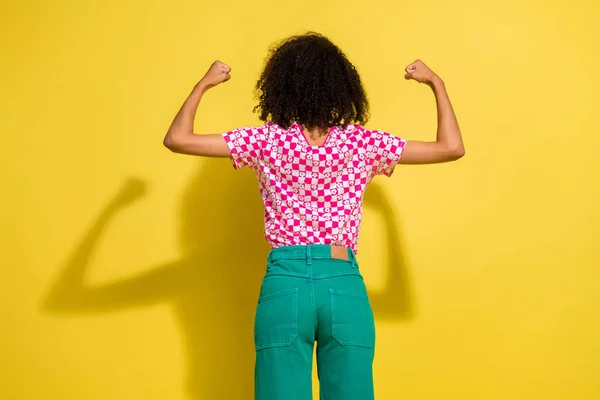 Hátul Fénykép Erős Lány Emelje Öklét Mutató Hajlító Bicepsz Elszigetelt — Stock Fotó
