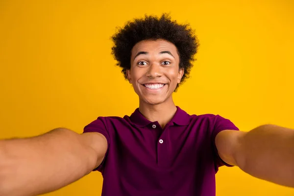 Foto Positivo Engraçado Agradável Sorrindo Homem Usar Roupas Roxas Tomando — Fotografia de Stock