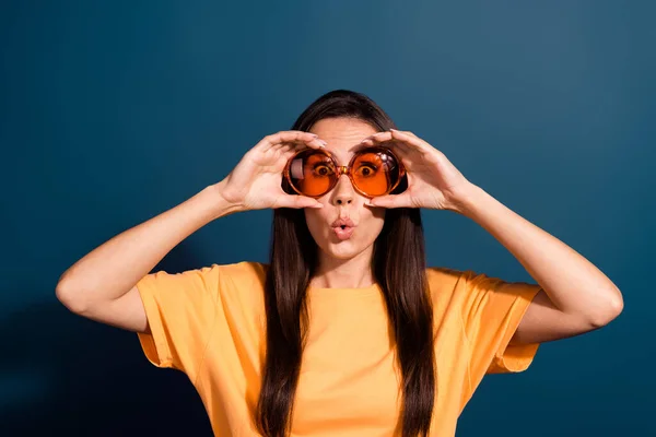Foto Einer Beeindruckten Frau Gelbem Shirt Die Eine Sonnenbrille Berührt — Stockfoto